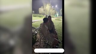 Gái Việt ra hồ Xuân Hương xin bú cu người lạ :))