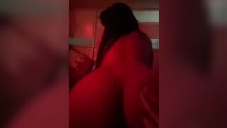 E gái cưỡi ngựa hăng