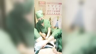 Bác sĩ giúp bệnh nhân lấy mẫu tinh trùng