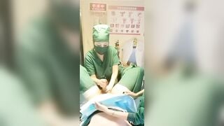 Bác sĩ giúp bệnh nhân lấy mẫu tinh trùng
