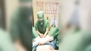 Bác sĩ giúp bệnh nhân lấy mẫu tinh trùng