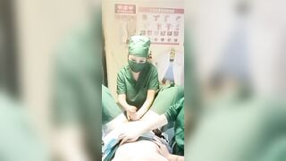 Bác sĩ giúp bệnh nhân lấy mẫu tinh trùng