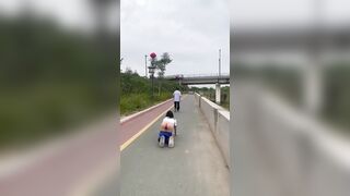 Em học sinh show dâm sau lưng người lạ