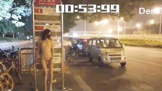 Em nứng lồn show dâm tại bãi xe