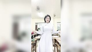 Em Học sinh nhảy trong bộ áo dài cực mup