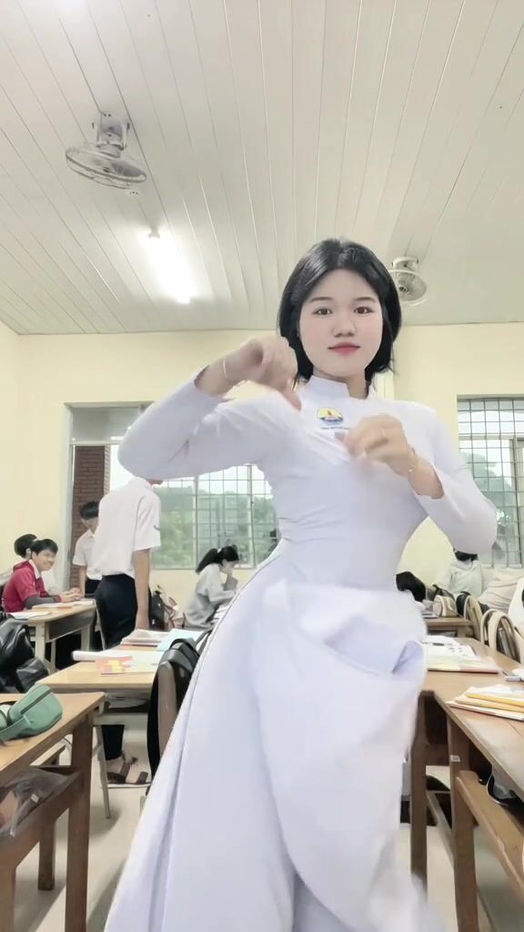 Em Học sinh nhảy trong bộ áo dài cực mup