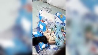 quay lén con em gái mới cấp 2 đã biết móc l thủ dâm