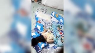 quay lén con em gái mới cấp 2 đã biết móc l thủ dâm