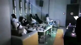 Đi Karaoke là phải nhún như vậy à