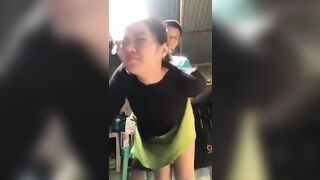 Cháu họ nứng cặc thèm đụ đến chỗ dì út xin đụ dì thương cho đụ luôn.