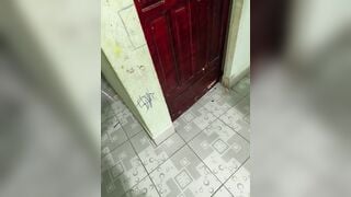 Cháu trai phát hiện dì họ vừa móc lồn vừa xem liền chạy tới xin dì xoa hạt le phụ.