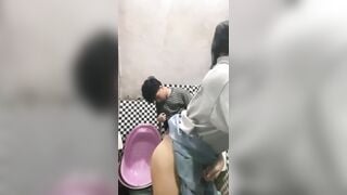 Nứng quá anh họ bắt em gái 16 bú cặc rồi đụ không bao luôn.