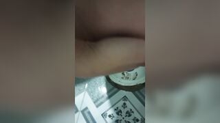 Em gái lồn non thủ dâm trong nhà vệ sinh trong khi người nhà ở bên ngoài