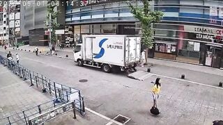 Chị gái mắc ỉa quá đành phải ỉa giữa đường, người ỉa ko ngại người nhìn sẽ ngại dùm.