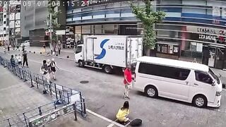 Chị gái mắc ỉa quá đành phải ỉa giữa đường, người ỉa ko ngại người nhìn sẽ ngại dùm.