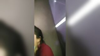 Bú lồn con bạn nhậu say trong quán karaoke