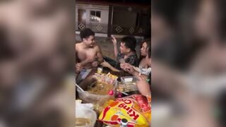 Đang ăn nhậu em gái đứng lên cái sì líp lọt khe lồn hở mép lồn cực hấp dẫn.