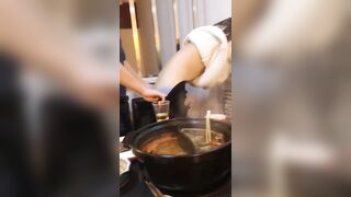 Anh dẫn em đi ăn tối và em thành bữa tối của anh