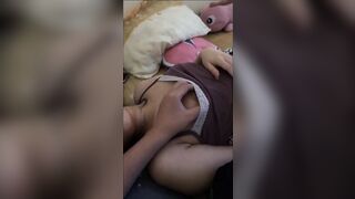 Loạn luân nứng cặc quá gạ địt con em họ mắt kín đang ngủ và cái kết sướng vl ra