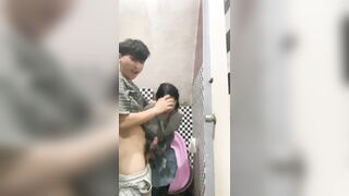 Anh họ liều lĩnh bắt em gái 17 tuổi bú cu rồi đụ luôn không bao.