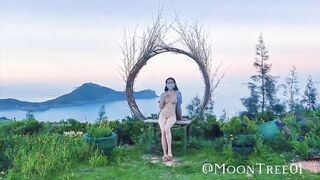 Khoả thân giữa thiên nhiên