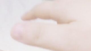 Bé em móc chảy nước
