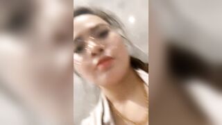 Vn gái xinh móc bướm