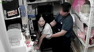 nhân viên lén lút trong kho cửa hàng