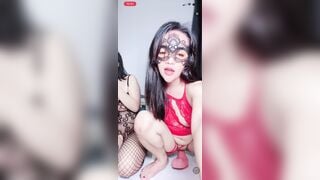 Hai em gái xinh dâm cưỡi cu giả dâm đãng lồn phụt nước phần 1