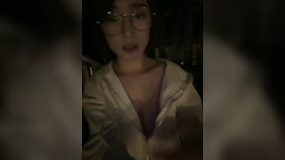 Hai em rai dâm ra công viên thủ dâm vú to