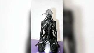 Tôi lấy ra món đồ chơi nhỏ, trực tiếp đẩy vào nơi riêng tư ướt át của cô ấy 2