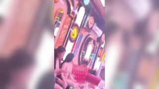 Đây là lý do các ông chồng thích đi karaoke tay vịnh
