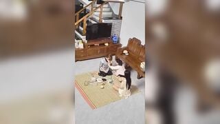 XEM CAM THẤY BÀ MẸ KẾ VÀ 2 ĐỨA EM ĐỌ VÚ XEM AI TO KAKA