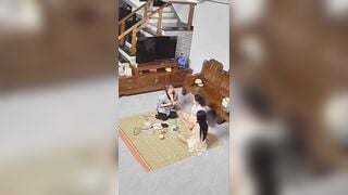 XEM CAM THẤY BÀ MẸ KẾ VÀ 2 ĐỨA EM ĐỌ VÚ XEM AI TO KAKA