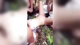 Ham chơi bỏ học em học sinh 17 tuổi bị đám bạn tổ chức đụ tập thể ở bãi đất hoang.