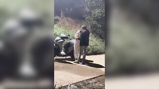 Quay lén thằng bạn chở b gái về nhà mà đứng hôn nhau lén lút mò vú ẻm ngoài đường