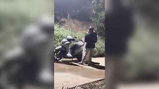 Quay lén thằng bạn chở b gái về nhà mà đứng hôn nhau lén lút mò vú ẻm ngoài đường
