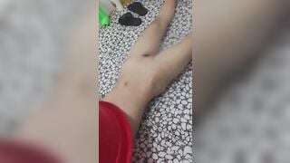 Em học sinh mới lớn hàng non tắm xịt nước vào lồn kích thích