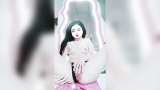 Em học sinh thủ dâm trong sự khoái cảm