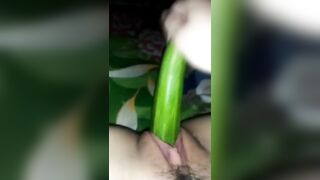 Em học sinh tự sướng với dưa leo rỉ đầy nước 2