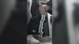 Địt ở đây á - đây WC công cộng đấy