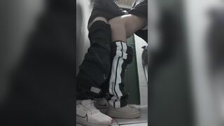 Địt ở đây á - đây WC công cộng đấy