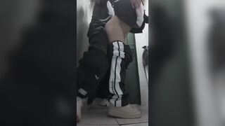 Địt ở đây á - đây WC công cộng đấy