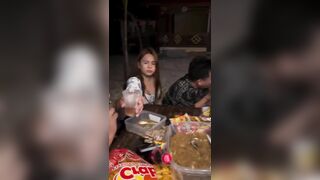 Ăn nhậu cùng đám bạn em gái ngứa lồn kéo sì líp gãi lộ hết cả mép lồn.
