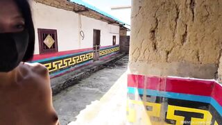 Khoả thân đi dạo quanh làng cổ