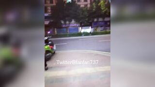 Khoả thân đi dạo trong khách sạn đông người