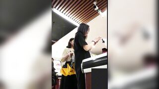uay lén dưới váy gái xinh có bé còn không mặc quần lót - phần 1