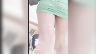 uay lén dưới váy gái xinh có bé còn không mặc quần lót - phần 2