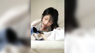 Dụ bé em họ xinh đẹp ngây thơ vừa cho xem điện thoại vừa bú cu cho cực sướng