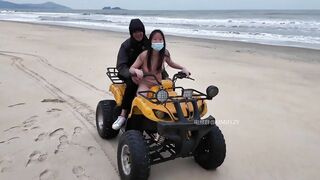 Dâm nữ khỏa thân chở người lạ cho bóp vú thoải mái sau lưng trên bãi biển